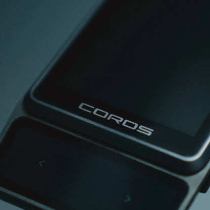 Detail COROS DURA 2 SOLAR – logo COROS a dvě haptická tlačítka v solárním panelu